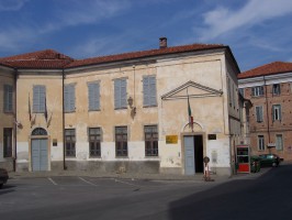 L'ingresso dei Licei Classico e Scientifico di Mondovì (foto archivio Provincia)
