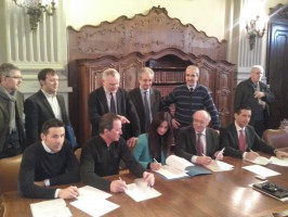 la firma del documento in Prefettura (foto Provincia di Cuneo)