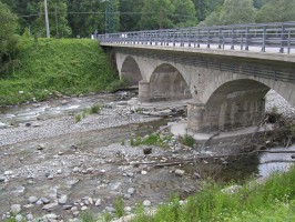 L'erosione del ponte di Valcurta (foto Archivio Provincia)
