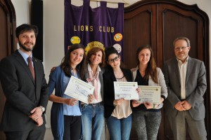 Le tre vincitrici con il presidente del Lions Club di Cuneo Simone Canavero, il dirigente della Provincia  Claudio Meriggio  e l’insegnante Antonella Dotta