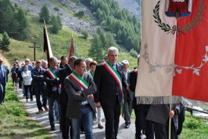 Il presidente Borgna in processione (foto Uff. Stampa Provincia)
