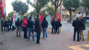 manifestazione davanti alla sede Gec di Cuneo