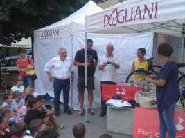 Dogliani: la premiazione con il consigliere Pulitanò (foto Archivio Provincia)