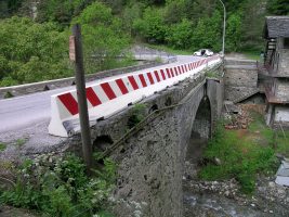 Il ponte in località Bassura di Stroppo (foto Archivio Provincia)