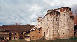 L'abbazia di San Costanzo al Monte (foto Archivio Provincia)