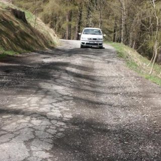 Particolare della strada dissestata tra Stroppo e Elva (foto Settore Viabilità Provincia)