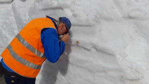 L'analisi dello strato nevoso da parte dei tecnici del servizio geologico