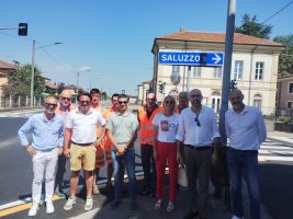 La foto rappresenta i partecipanti all'inaugurazione. Per la Provincia : il Presidente Luca Robaldo, accompagnato dai Consiglieri Ivana Casale, Silvano Dovetta e Davide Sannazzaro, oltre ai tecnici che hanno seguito l’intero iter progettuale e operativo. Partecipanti all'inaugurazione del semaforo