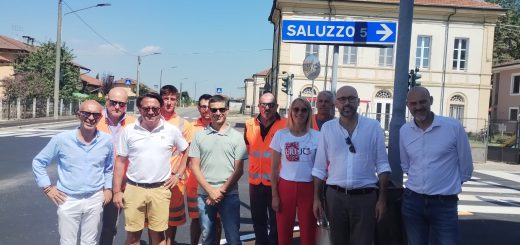Partecipanti all'inaugurazione del semaforo