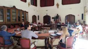 La foto rappresenta i consiglieri riuniti intorno al tavolo della Sala del Consiglio I Consiglieri al tavolo