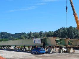 La posa delle prime travi del viadotto A33 ai piedi della collina di La Morra