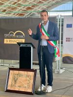 La foto rappresenta il Consigliere Provinciale Simone Manzone durante il suo intervento all'inaugurazione dei lavori di riqualificazione del Mercato ortofrutticolo di Canale Manzone a inaugurazione del Mercato ortofrutticolo