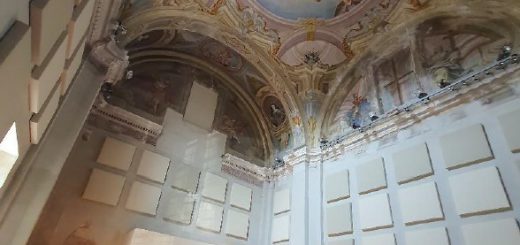 L'interno dell'ex cappella seicentesca di Santa Chiara