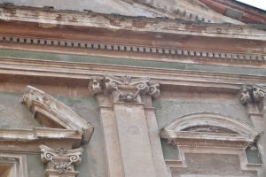 Un particolare della facciata dell'ex cappella seicentesca di Santa Chiara