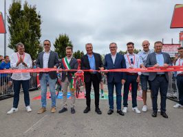 Il taglio del nastro alla partenza della tappa Alba - Limone