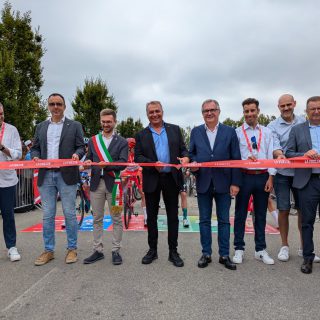 Il taglio del nastro alla partenza della tappa Alba - Limone