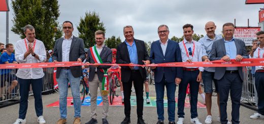 Il taglio del nastro alla partenza della tappa Alba - Limone