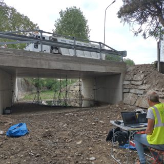 Le prove di carico del nuovo attraversamento sul rio Paschiero nel comune di Ruffia