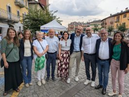 Il presidente Robaldo, l'assessore Regionale Gallo e i Sindaci che hanno partecipato alla Carovana della pace 2025