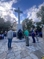 Un momento della commemorazione dei caduti iscritti alla croce luminosa di Montà