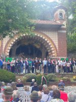 Un momento della commemorazione dei caduti iscritti alla croce luminosa di Montà