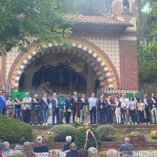 Un momento della commemorazione dei caduti iscritti alla croce luminosa di Montà