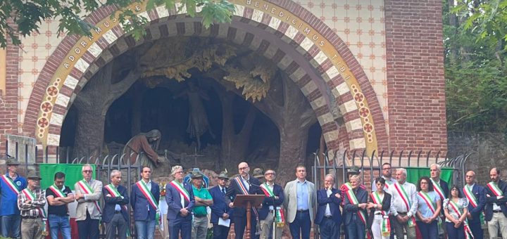 Un momento della commemorazione dei caduti iscritti alla croce luminosa di Montà