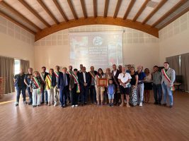 Foto di gruppo dopo la consegna premio Amico di Magliano Alfieri 2025