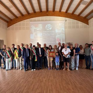 Foto di gruppo dopo la consegna premio Amico di Magliano Alfieri 2025