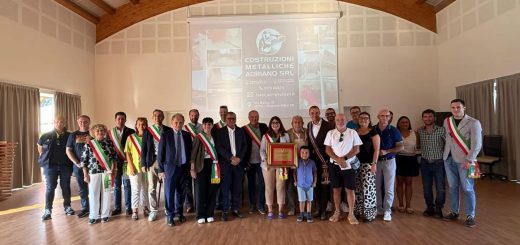 Foto di gruppo dopo la consegna premio Amico di Magliano Alfieri 2025