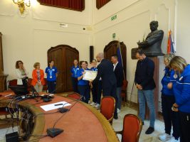 La consegna delle pergamene alle atlete dell'ASD Twirling Carrù