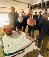 La firma dell'accordo tra la Provincia di Cuneo e il comune di San Michele