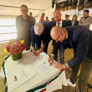 La firma dell'accordo tra la Provincia di Cuneo e il comune di San Michele