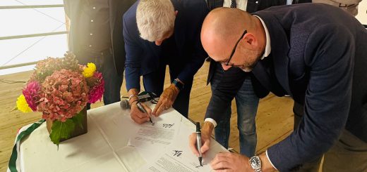 La firma dell'accordo tra la Provincia di Cuneo e il comune di San Michele