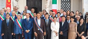Foto di gruppo dopo l'incontro con il console cinese Liu Kan