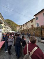 Il pubblico presente alla consegna della pianta di marroni ai nuovi nati di Chiusa Pesio