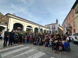 Tutte le persone coinvolte nella consegna della pianta di marroni ai nuovi nati di Chiusa Pesio