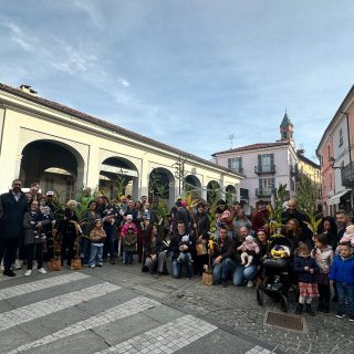 Tutte le persone coinvolte nella consegna della pianta di marroni ai nuovi nati di Chiusa Pesio