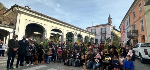 Tutte le persone coinvolte nella consegna della pianta di marroni ai nuovi nati di Chiusa Pesio