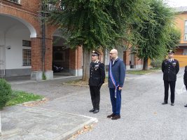 Il momento di raccoglimento di frotne al monumento ai caduti dell'Arma dei Carabinieri