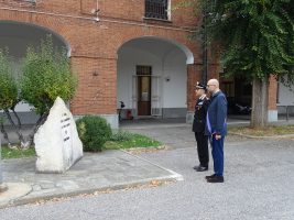 Il momento di raccoglimento di fronte al monumento ai caduti dell'Arma dei Carabinieri