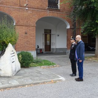 Il momento di raccoglimento di frotne al monumento ai caduti dell'Arma dei Carabinieri