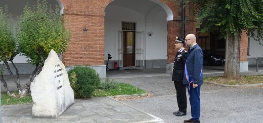 Il momento di raccoglimento di frotne al monumento ai caduti dell'Arma dei Carabinieri