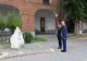 Il momento di raccoglimento di frotne al monumento ai caduti dell'Arma dei Carabinieri