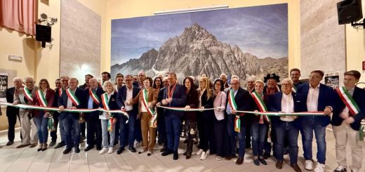 Il taglio del nastro della Festa della Bagna Caöda di Faule