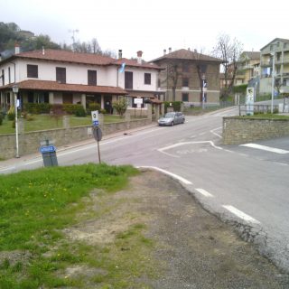 La sp 354 all'intersezione con la sp 53 a Prunetto