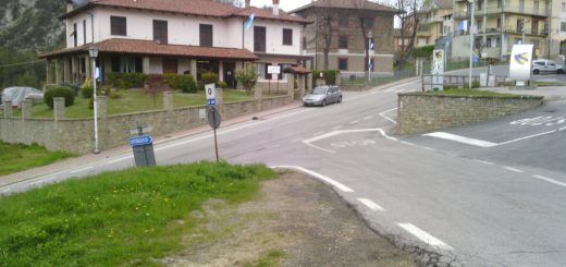 La sp 354 all'intersezione con la sp 53 a Prunetto