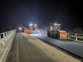 I lavori di bitumatura sul cavalcavia della sp 7 a Savigliano