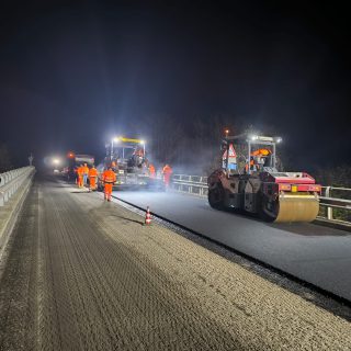 I lavori di bitumatura sul cavalcavia della sp 7 a Savigliano