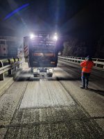 I lavori di bitumatura sul cavalcavia della sp 7 a Savigliano